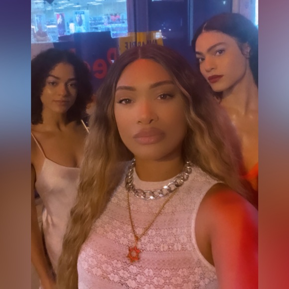 Meet your Posher, Angelina - Picture 4 of 17